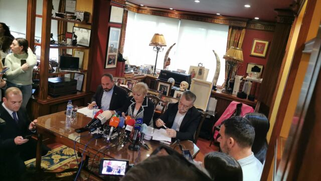 Carmen Balfagón escoltada por Marcos García Montes y Ramon Chippirrás