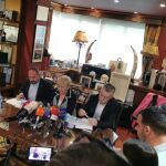 Carmen Balfagón escoltada por Marcos García Montes y Ramon Chippirrás