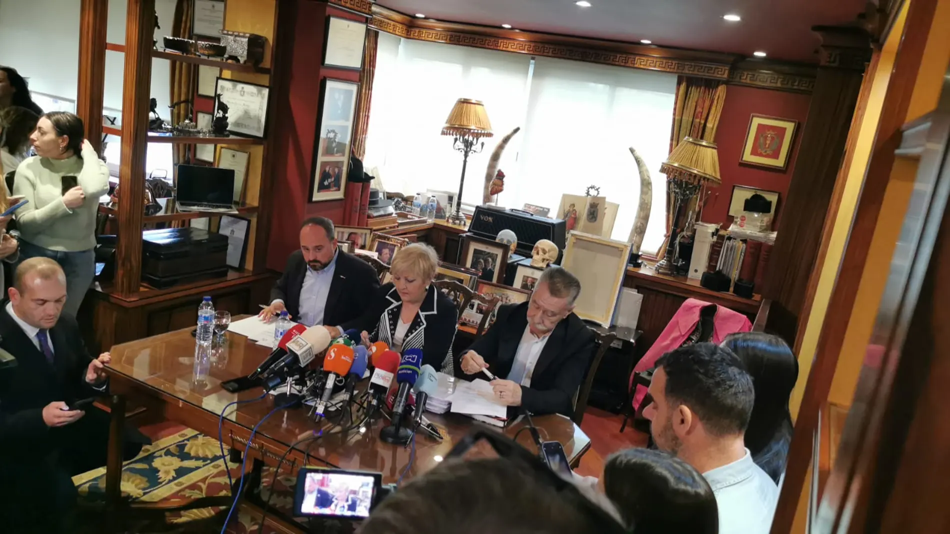 Carmen Balfagón escoltada por Marcos García Montes y Ramon Chippirrás
