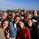 Alberto Núñez Feijóo se hace un selfie con su equipo durante la reunión del comité de dirección del PP en Toledo. 