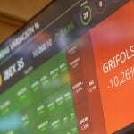Un panel del Ibex 35, en el Palacio de la Bolsa, a 12 de enero de 2024, en Madrid (España). Las acciones de Grifols cedían más de un 7%, un día después de su reunión con los analistas, a los que no logró convencer con sus explicaciones en un intento de desmontar las acusaciones de Gotham City Research.