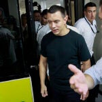 El presidente Noboa visita el canal de televisión de Ecuador que sufrió asalto armado