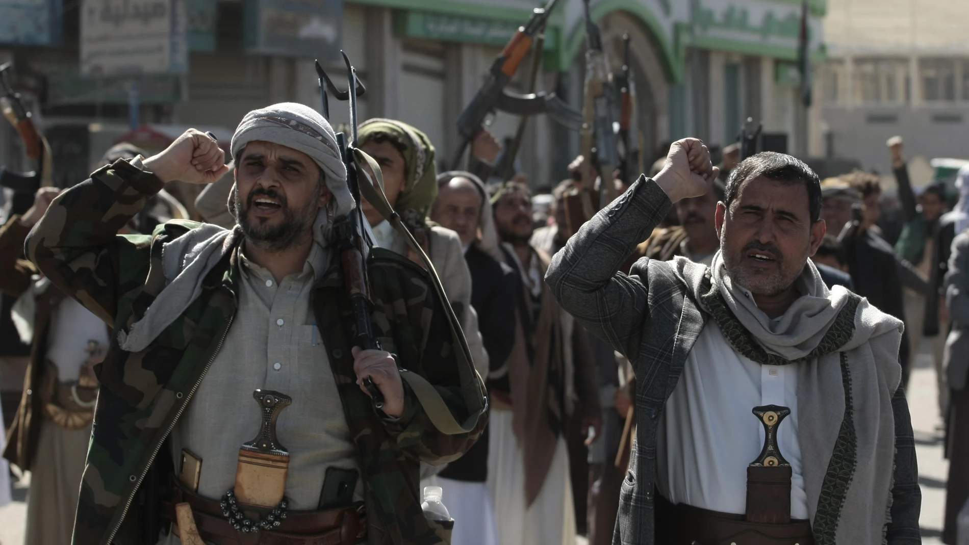 AMP2.- O.Próximo.- EEUU y Reino Unido bombardean posiciones de los hutíes en Yemen
