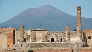 Vista de Pompeya con el Vesubio detr&aacute;s