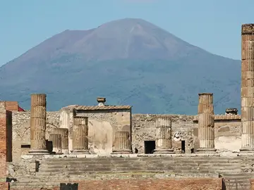 Vista de Pompeya con el Vesubio detrás Vista de Pompeya con el Vesubio detrás