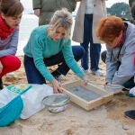 La vicepresidenta segunda del Gobierno, Yolanda Díaz, visita una de las playas afectadas por la granza o pellets