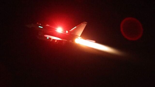 Un avión de las Royal Air Force participa en un ataque contra objetivos hutíues en Yemen. Estados Unidos y Reino Unido han bombardeado este viernes varios objetivos vinculados a los rebeldes hutíes en seis provincias de Yemen, como respuesta a los ataques de este grupo, respaldado por Irán, contra barcos mercantes en el mar Rojo