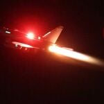 Un avión de las Royal Air Force participa en un ataque contra objetivos hutíues en Yemen. Estados Unidos y Reino Unido han bombardeado este viernes varios objetivos vinculados a los rebeldes hutíes en seis provincias de Yemen, como respuesta a los ataques de este grupo, respaldado por Irán, contra barcos mercantes en el mar Rojo