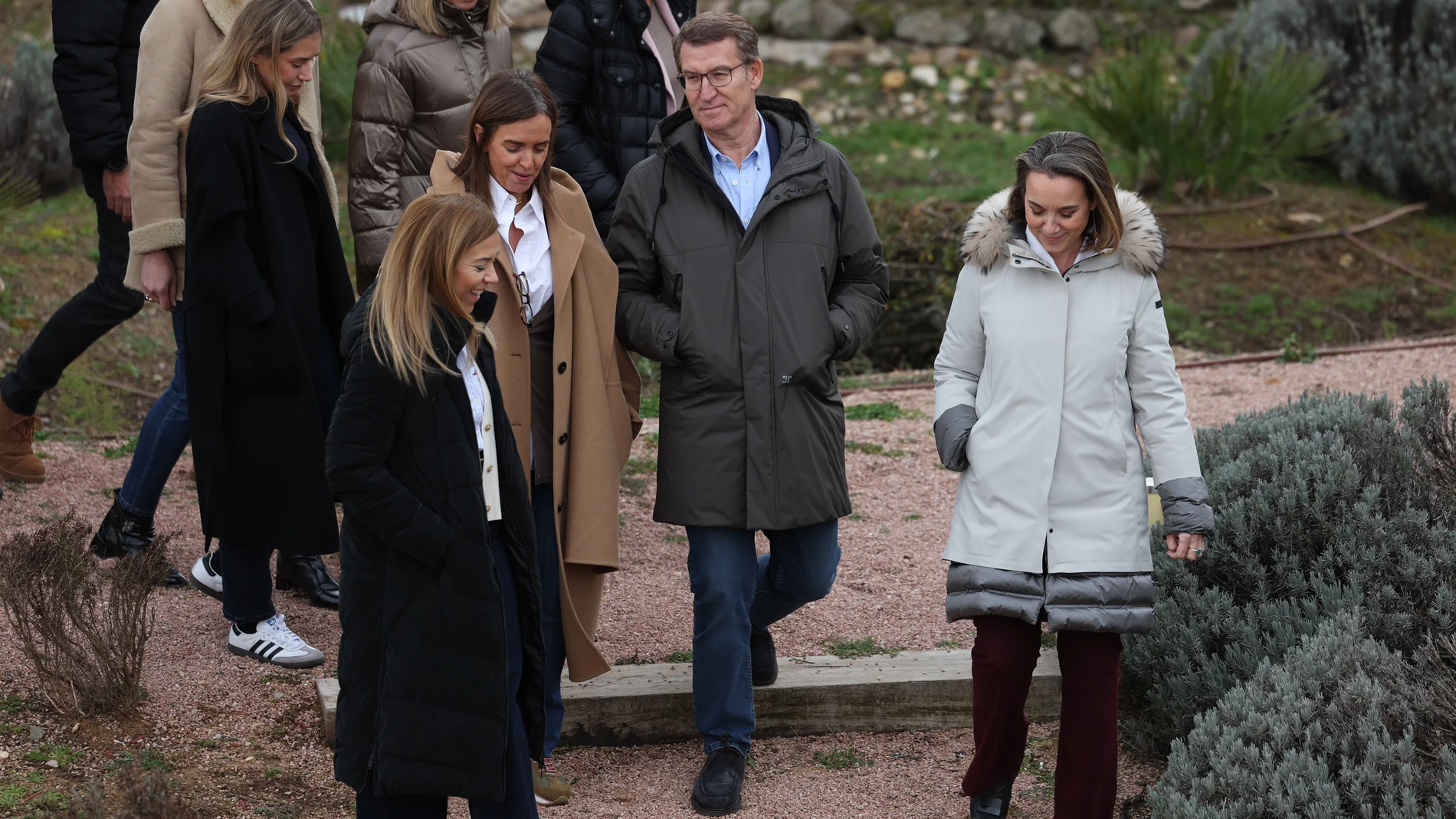El presidente del Partido Popular, Alberto Núñez Feijóo (2d), y la secretaria general del PP, Cuca Gamarra (d), durante las jornadas del Comité de Dirección del PP, en el Hotel Cigarral El Bosque, a 13 de enero de 2024, en Toledo, Castilla La-Mancha (España). Esta intervención se encuadra en el marco de las jornadas de trabajo que los populares están realizando desde el pasado 11 de enero hasta hoy. 13 ENERO 2024;PP;PARTIDO POPULAR;POLÍTICA;COMITÉ;DIRECCIÓN Isabel Infantes / Europa Press 1...