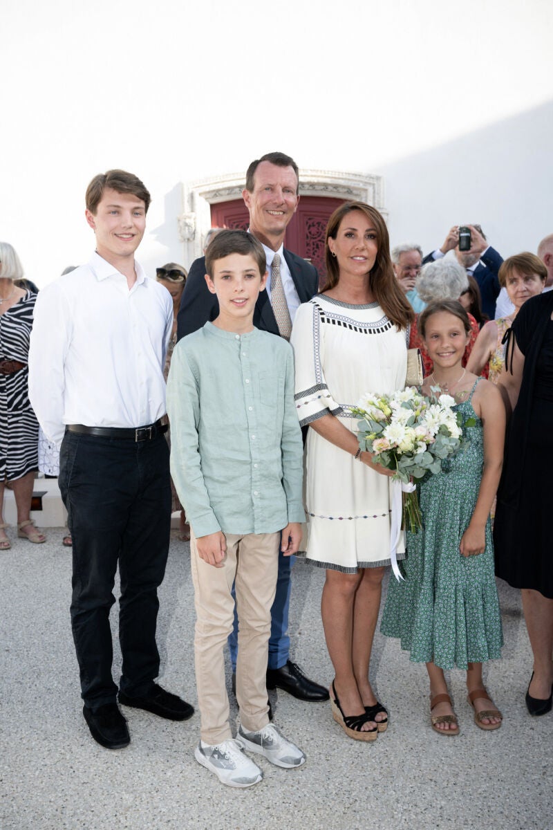 Los príncipes Joaquín y Marie de Dinamarca con tres de sus hijos, Athena, Henrik y Felix