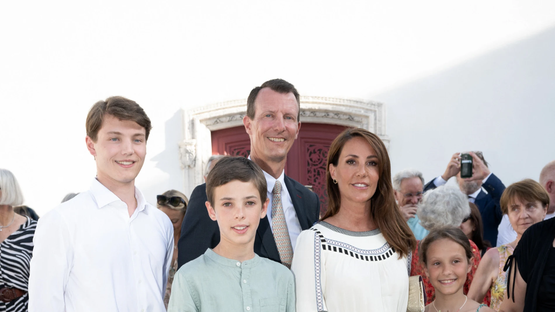 Los príncipes Joaquín y Marie de Dinamarca con tres de sus hijos, Athena, Henrik y Felix