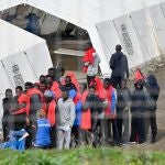 El centro de atención temporal de extranjeros (CATE) de San Andrés, en El Hierro, alberga hasta que sean filiados por la Policía y se les derive a recursos de acogida en otros puntos de Canarias a los 449 inmigrantes llegados a isla en la noche del sábado al domingo. 