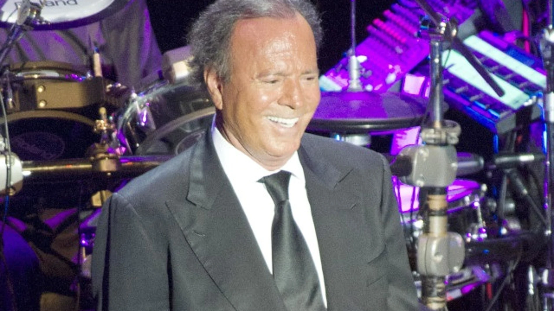 Julio Iglesias, parado en el aeropuerto de Punta Cana: ¿qué llevaba en la maleta?