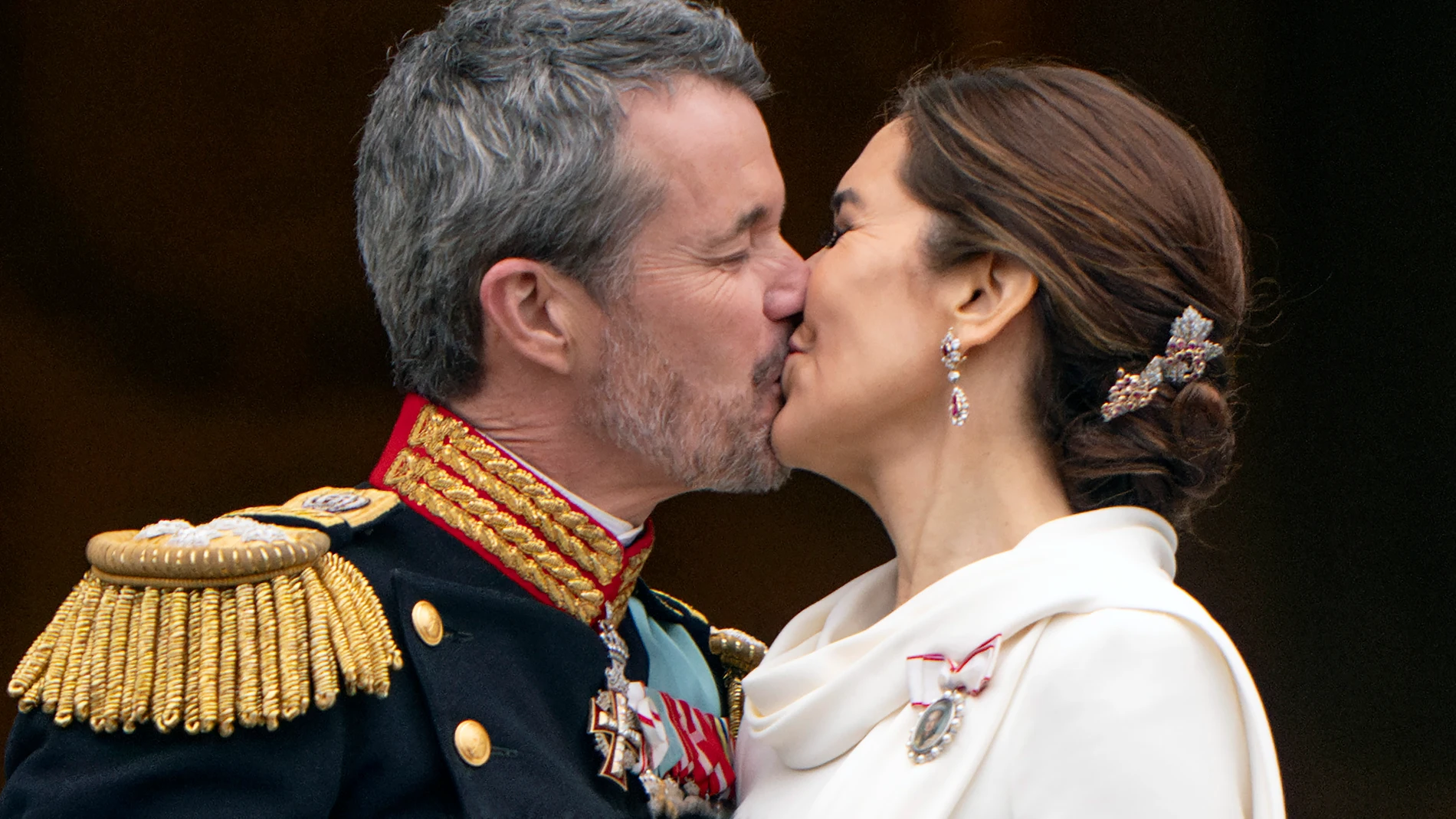 Copenhagen (Denmark), 14/01/2024.- Denmark's King Frederik X (L) and Queen Mary (R) kiss on the balcony after the proclamation of the accession to the throne at Christiansborg Palace Square in Copenhagen, Denmark, 14 January 2024. Denmark's Queen Margrethe II abdicated on 14 January 2024, on the occasion of the 52nd anniversary of her accession to the throne. Her eldest son, Crown Prince Frederik, succeeded his mother on the Danish throne as King Frederik X. (Dinamarca, Copenhague) EFE/EPA/BO...