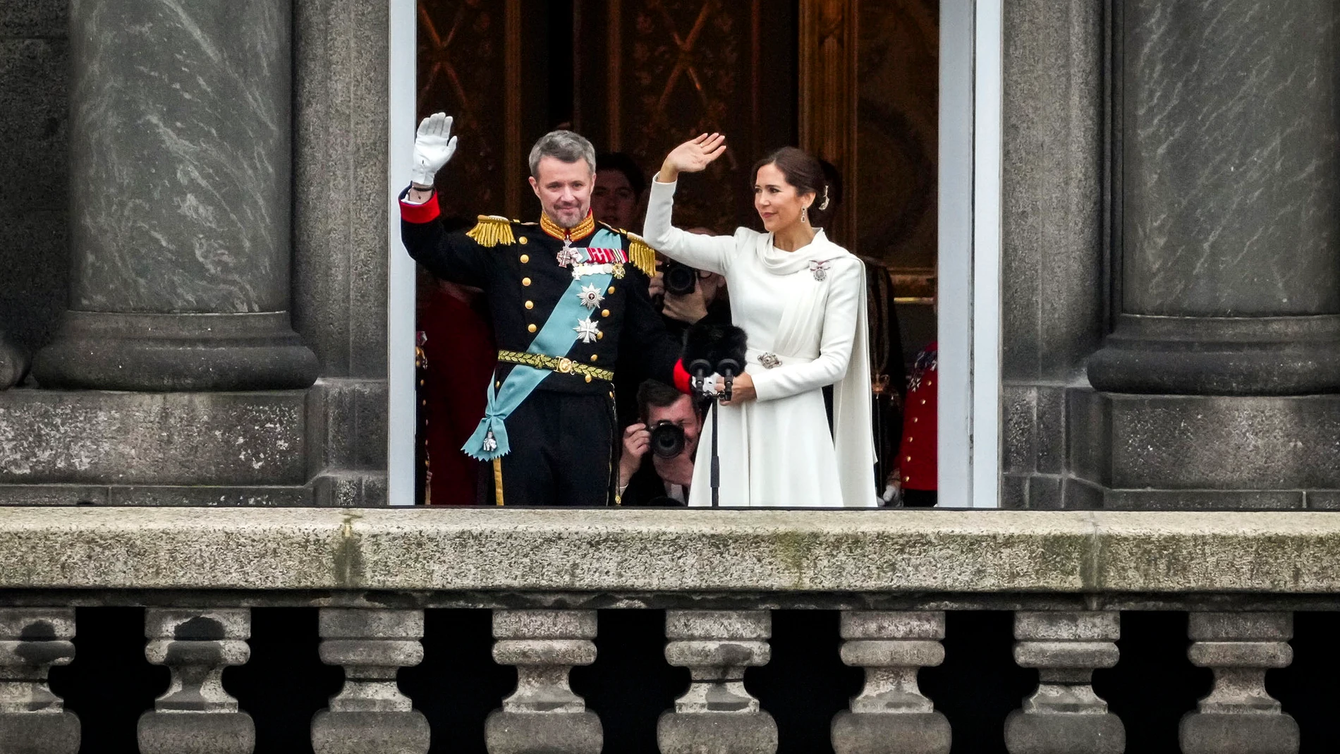 Copenhagen (Denmark), 14/01/2024.- Denmark's King Frederik X and Queen Mary wave after the proclamation of the accession to the throne at Christiansborg Palace Square in Copenhagen, Denmark, 14 January 2024. Denmark's Queen Margrethe II abdicated on 14 January 2024, the 52nd anniversary of her accession to the throne. Her eldest son, Crown Prince Frederik, succeeded his mother on the Danish throne as King Frederik X while his son, Prince Christian, became the new Crown Prince of Denmark follo...