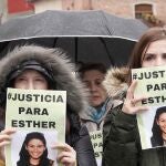 Familiares de Esther López con un cartel en el que piden justicia para la joven