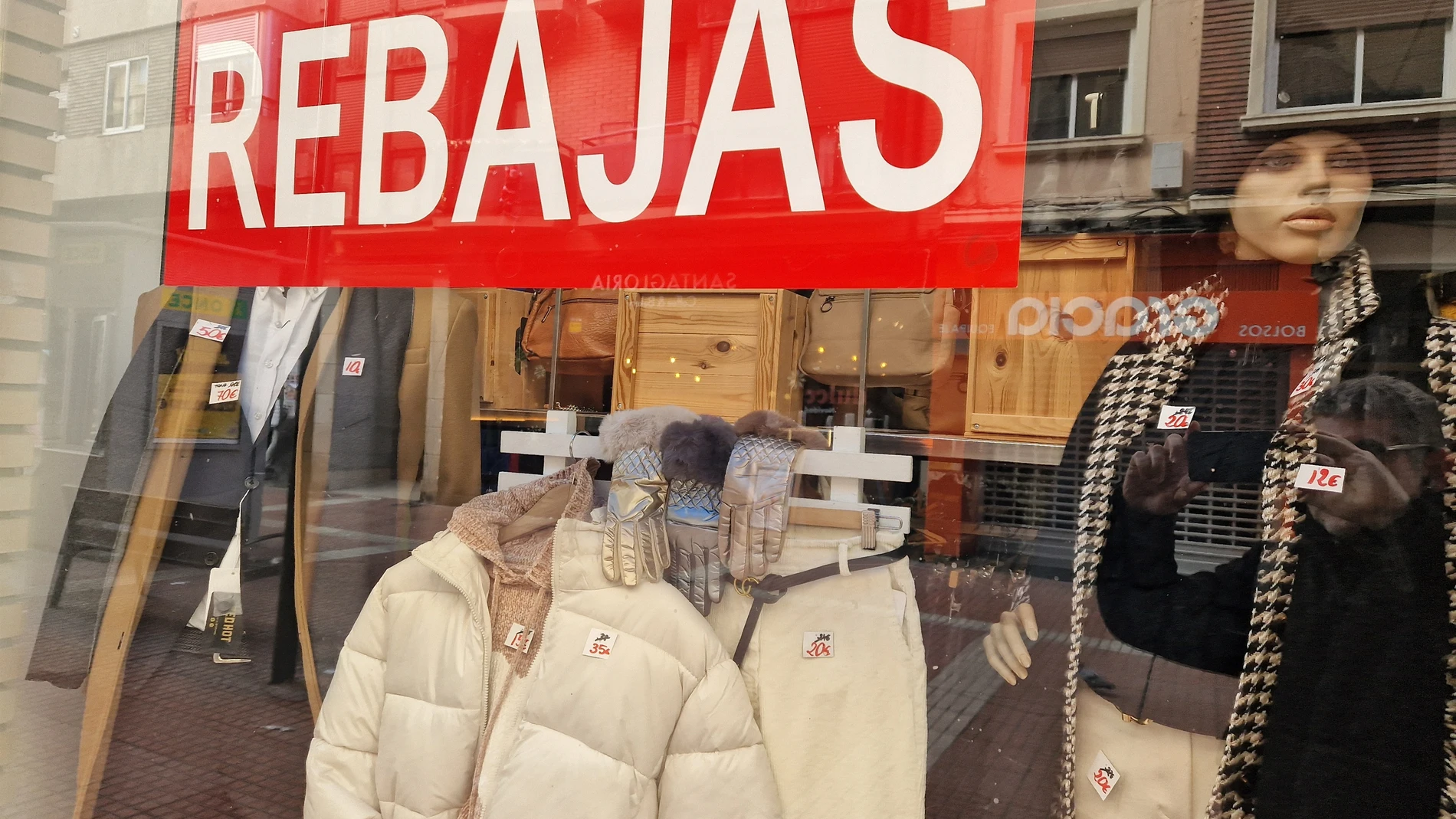 Inspección de Consumo visita más de 800 comercios de Aragón en las rebajas, con un 93% de cumplimiento en los precios. GOBIERNO DE ARAGÓN 14/01/2024