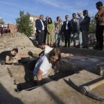 El ministro de la Presidencia, Relaciones con las Cortes y Memoria Democrática, Félix Bolaños (c), junto a la delegada del Gobierno, Mercedes González (3i), y el secretario de Estado de Memoria Democrática, Fernando Martínez (i), visitan la excavación arqueológica de la Guerra Civil en Entrevías (Madrid). 