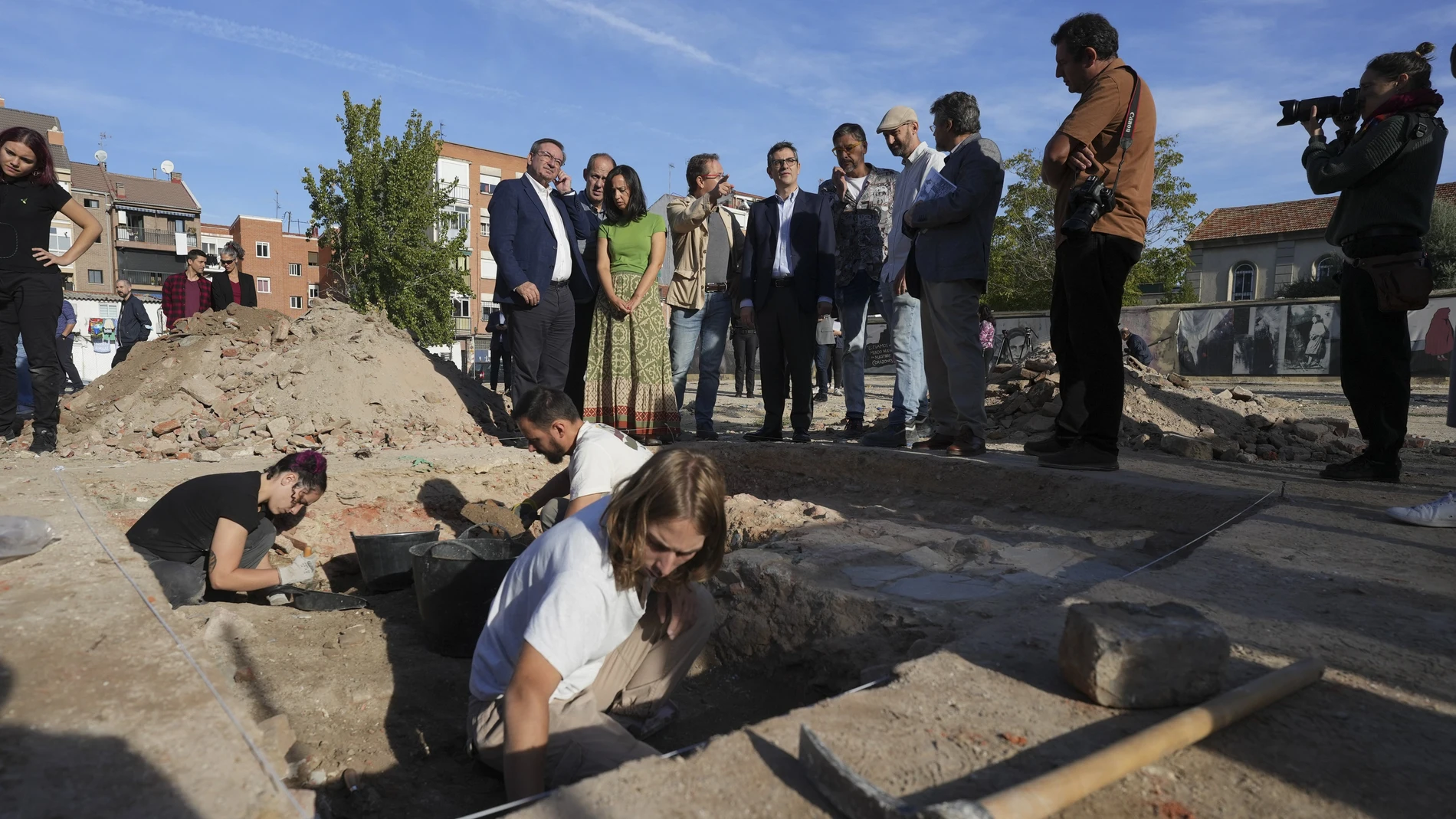 El ministro de la Presidencia, Relaciones con las Cortes y Memoria Democrática, Félix Bolaños (c), junto a la delegada del Gobierno, Mercedes González (3i), y el secretario de Estado de Memoria Democrática, Fernando Martínez (i), visitan la excavación arqueológica de la Guerra Civil en Entrevías (Madrid).