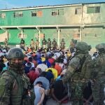 Fotografía cedida por las Fuerzas Armadas de Ecuador que muestra a agentes de la Policía y el Ejército mientras intervienen hoy una cárcel en Esmeraldas (Ecuador). 
