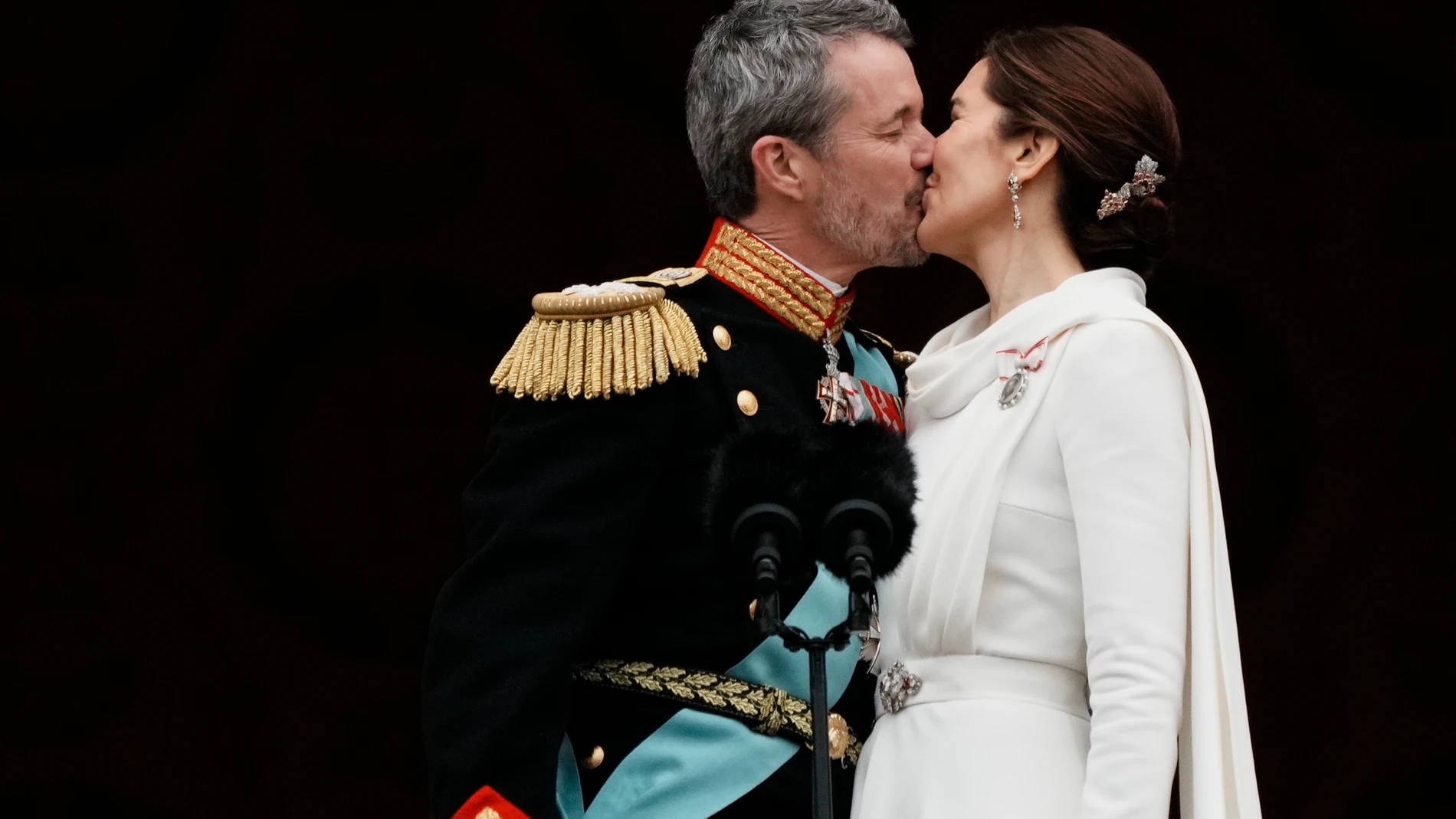 -FOTODELDÍA- COPENHAGUE, 14/01/2023.- El rey Federico X y la reina María se besan en el balcón tras la proclamación de Federico como nuevo rey de Dinamarca, este domingo en la plaza del Palacio de Christiansborg en Copenhague. Federico X de Dinamarca, que este domingo subió al trono tras la abdicación de su madre Margarita II, mostró al ser proclamado rey desde el balcón del castillo de Christiansborg en Copenhague su deseo de ejercer como aglutinador de todo el país. EFE/THOMAS TRAASDAHL PR...