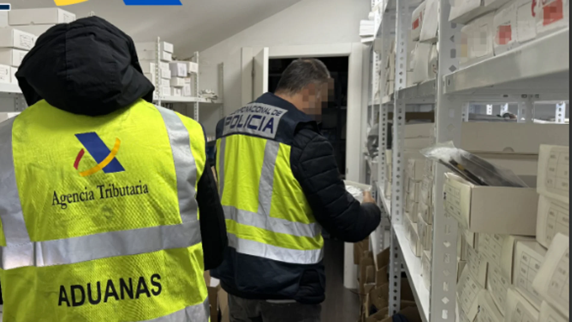 Agentes, durante un registro