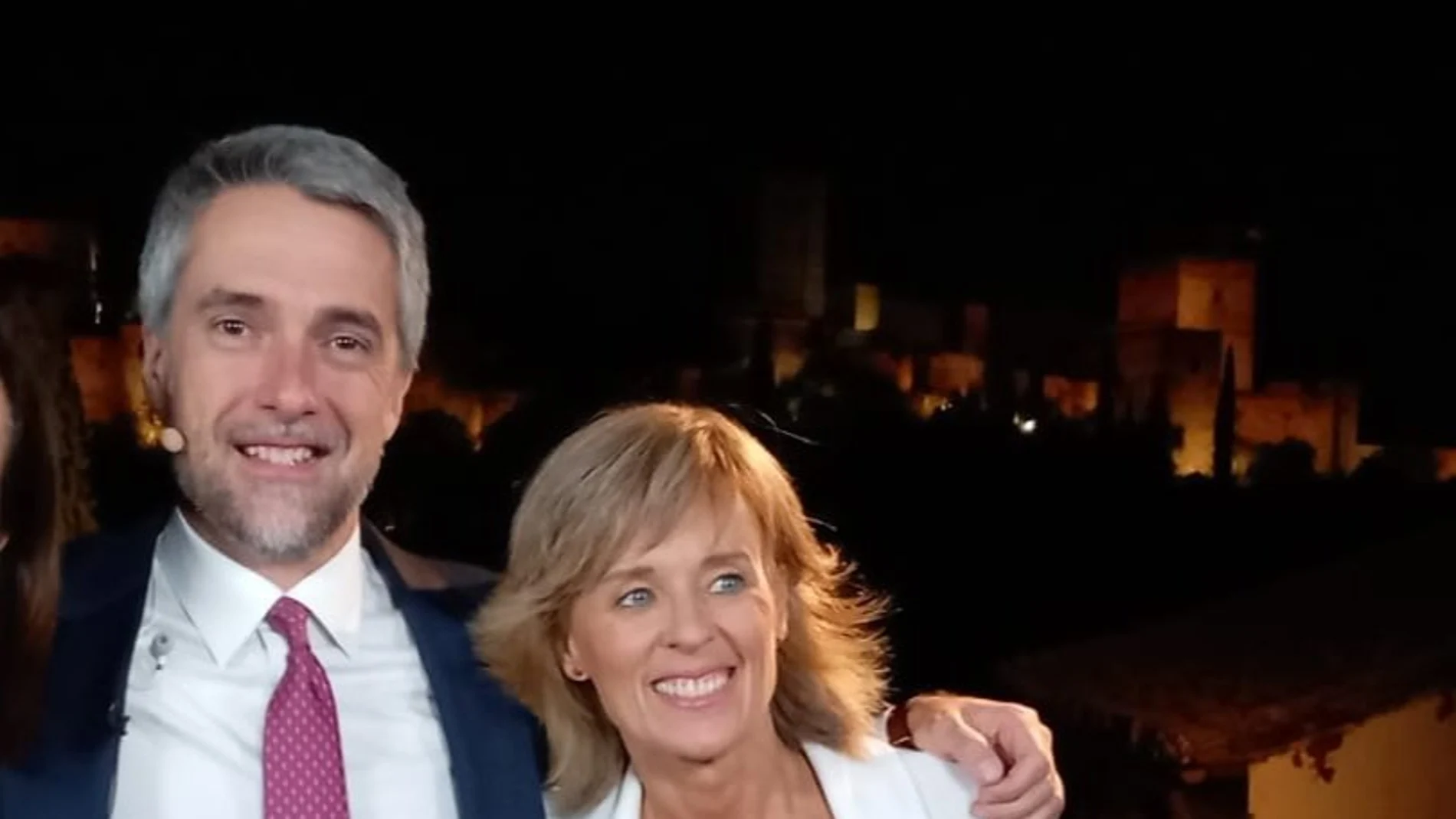 Marta Carazo y Carlos Franganillo fotografiados en el barrio del Albaicín, en Granada