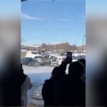 Un hombre embiste a una patrulla de la policía con un minicargador frontal 