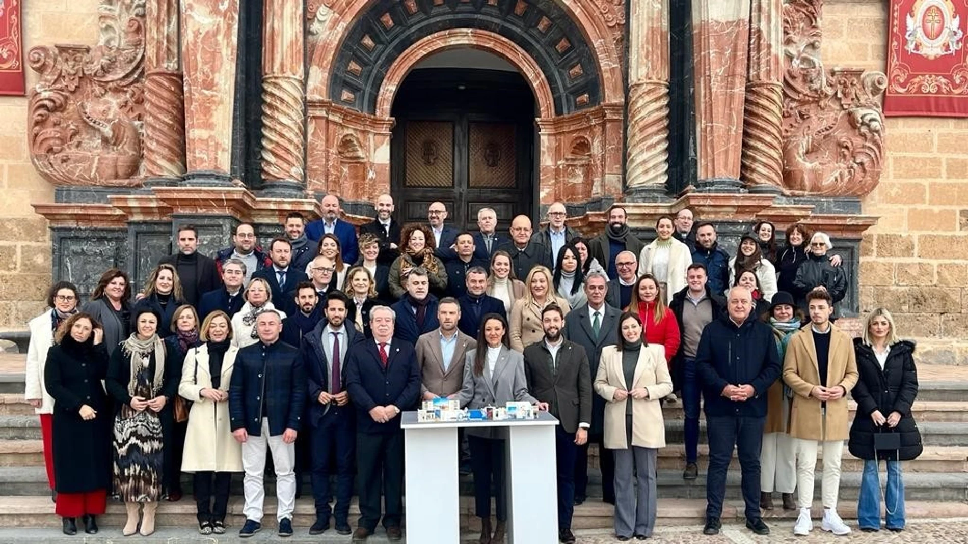 Los asistentes al acto de presentación, ante la fachada de la Basílica de la Vera Cruz. GOBIERNO REGIONAL 15/01/2024