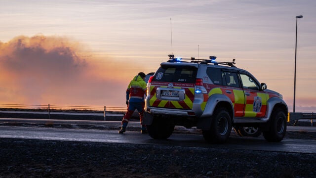 Los equipos de emergencia en la zona afectada por la erupción volcánica