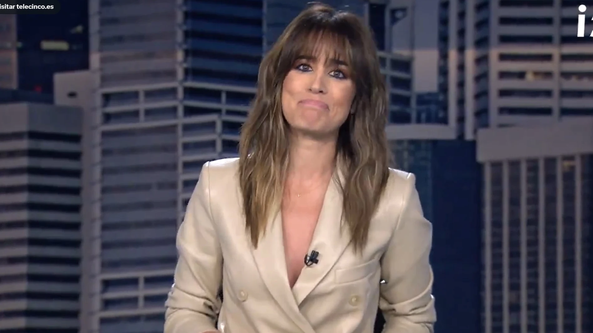 Isabel Jiménez aprieta el gesto, levemente emocionada, a la hora de la despedida