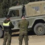 Militares acordonando el lugar donde fueron localizados los dos militares fallecidos en la base de Cerro Muriano