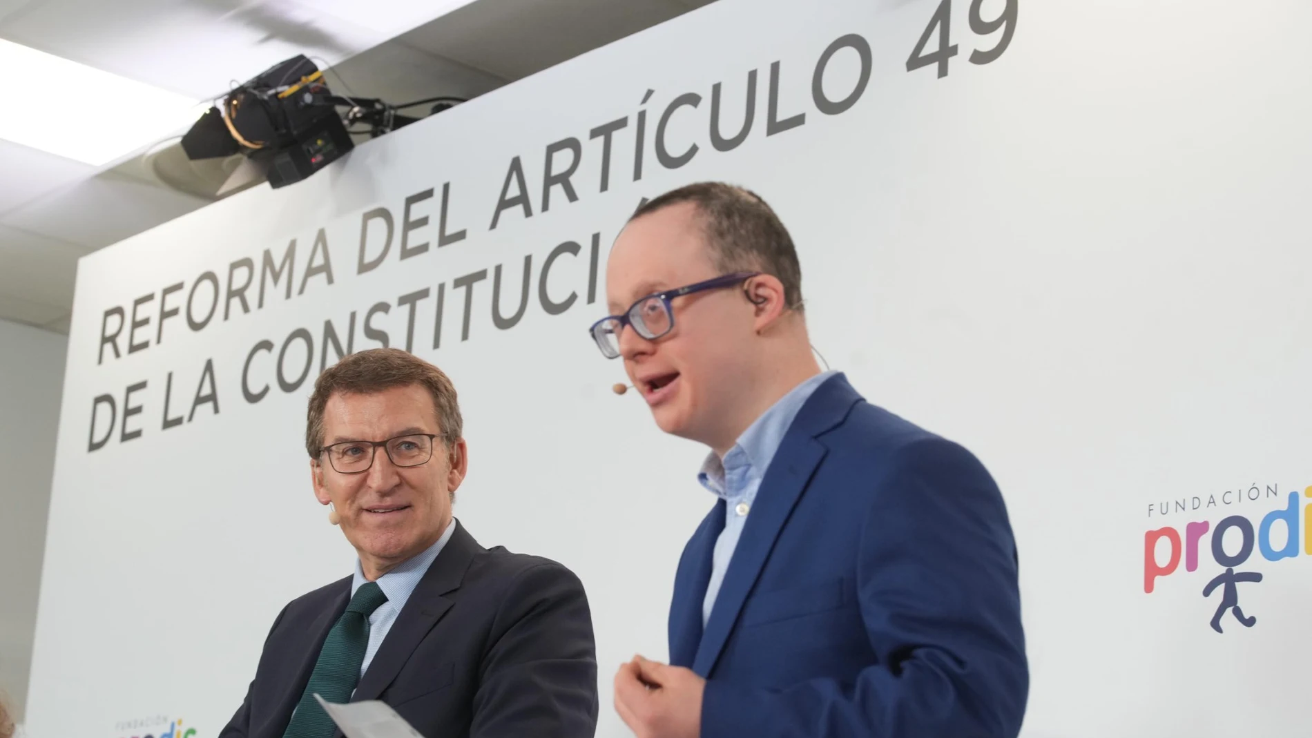 El líder del PP, Alberto Núñez Feijóo, en la fundación Prodis.
