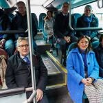  La consejera de Movilidad y Transformación Digital, María González Corral, presenta los nuevos autobuses que se incorporan a la flota del servicio de transporte público metropolitano de León junto al Ceo de Alsa, Francisco Iglesias y a los alcaldes de los municipios beneficiados por el servicio