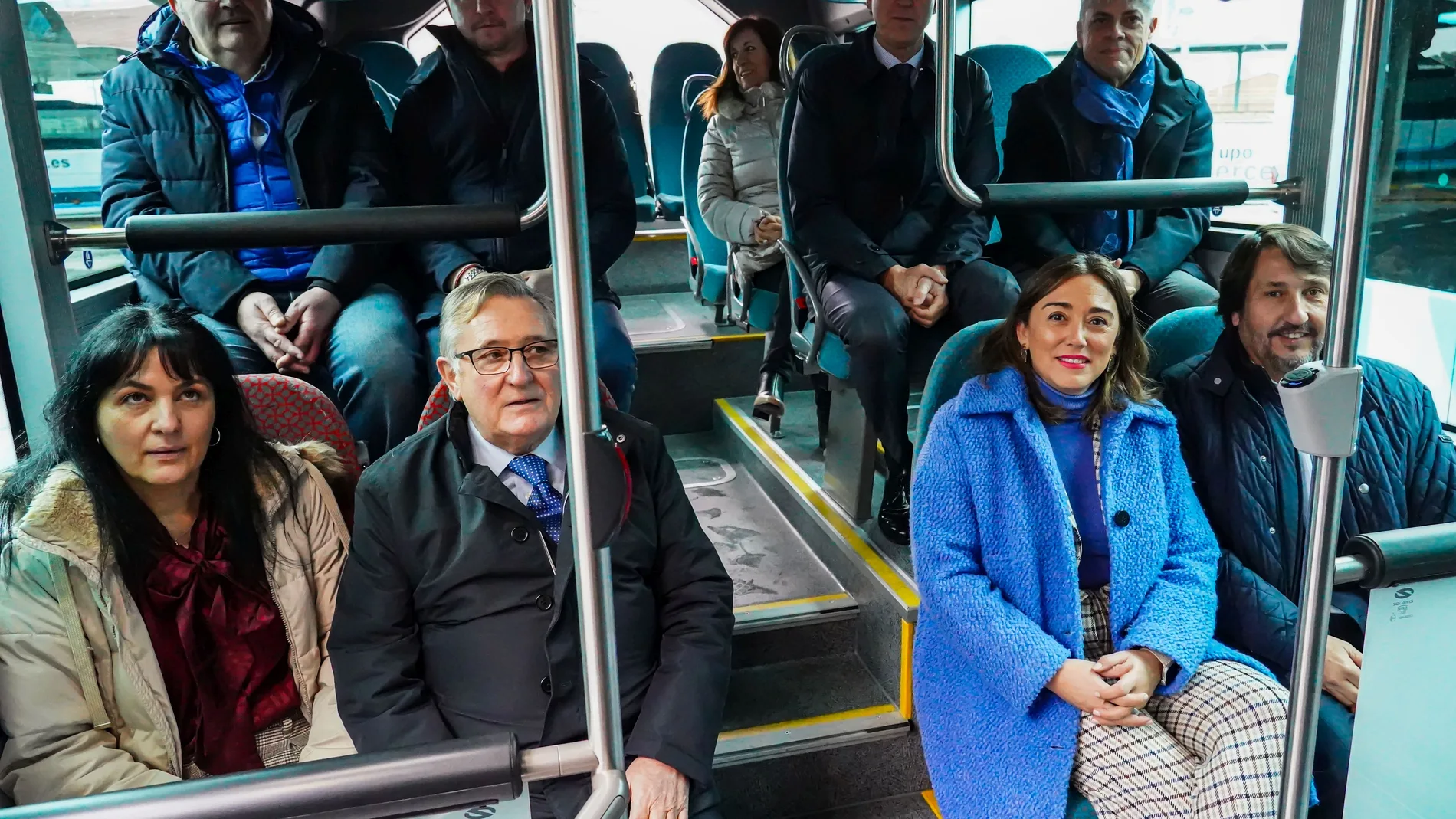 La consejera de Movilidad y Transformación Digital, María González Corral, presenta los nuevos autobuses que se incorporan a la flota del servicio de transporte público metropolitano de León junto al Ceo de Alsa, Francisco Iglesias y a los alcaldes de los municipios beneficiados por el servicio