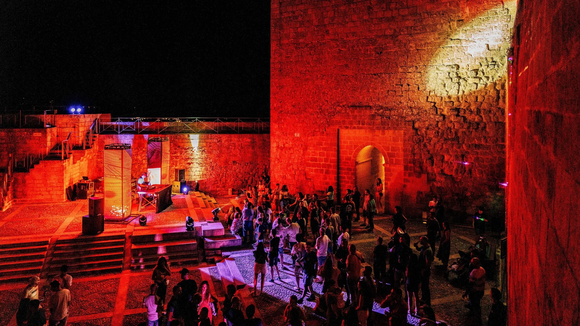 Este castillo medieval conserva una ciudad oculta que se puede visitar