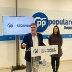 Francisco Vázquez atiende a la prensa junto a Javier Carpio y Elena Rincón