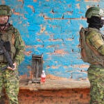 Soldados del ejército ecuatoriano vigilan cerca al Centro de Privación de Libertad Zonal No. 8 hoy, en Guayaquil (Ecuador)