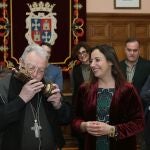 La alcaldesa de la ciudad, Miriam Andrés, preside el acto institucional de despedida del Ayuntamiento de Palencia al obispo-administrador, Manuel Herrero, tras siete años al frente de la Diócesis palentina