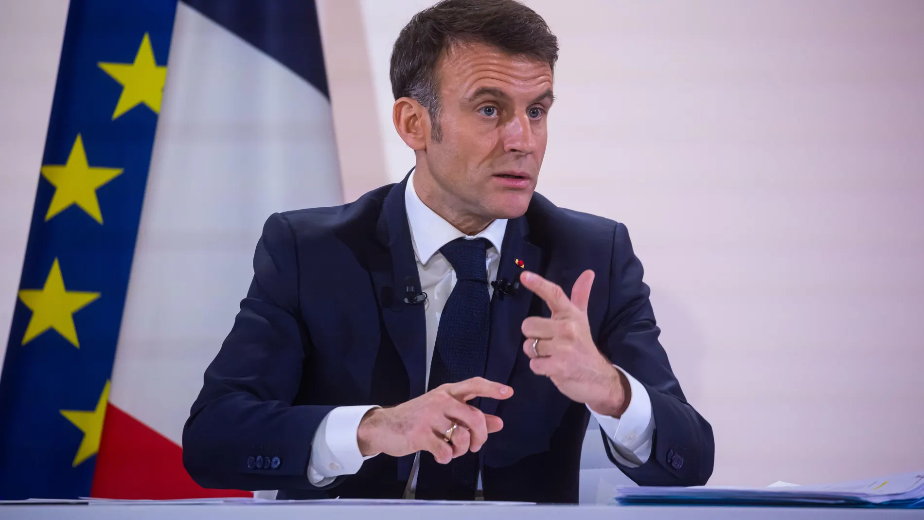 Paris (France), 16/01/2024.- French President Emmanuel Macron gestures as he speaks during his first question-and-answer press conference in five years, at the Elysee Palace in Paris, France, 16 January 2024. During the press conference President Macron announced his goals for 2024. (Francia) EFE/EPA/CHRISTOPHE PETIT TESSON