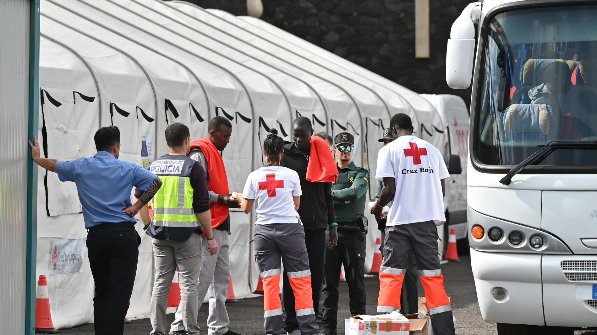 Salvamento Marítimo ha acompañado hasta el puerto de La Restinga, en El Hierro, a un cayuco con 39 personas que fue localizado a ocho kilómetros al sur de la isla.