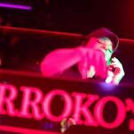Un disc jockey en la discoteca Barroko's