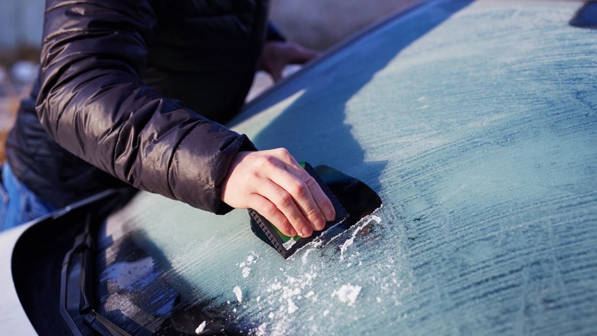 El secreto de la Guardia Civil para deshacerte del hielo en el parabrisas
