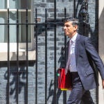 El "premier" Rishi Sunak abandona el Número 10