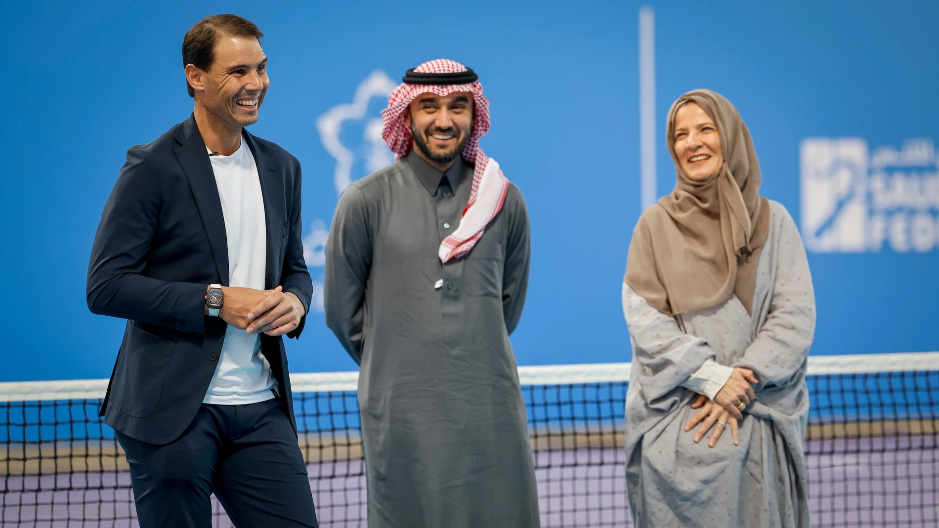 De izquierda a derecha: Rafa Nadal; el ministro de Deportes, el Príncipe Abdulaziz bin Turki Al Saud; y la presidenta de la Federación de Tenis de Arabia Saudí, Arij Mutabagani JORGE FERRARI (Foto de ARCHIVO) 10/12/2023