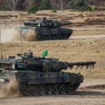 Dos carros de combate Leopard del Ejército de Tierra alemán, durante unas maniobras
