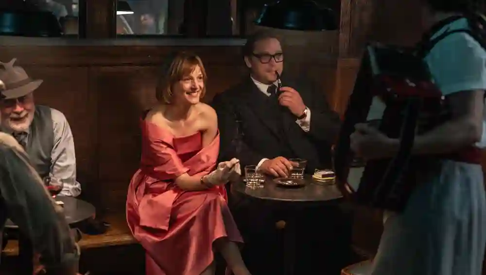 Krieps (izda.) caracterizada como Bachmann junto al Max Frisch (Ronald Zehrfeld) de "Viaje hacia el desierto"