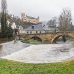 La crecida del río Eresma mantiene en vilo a los segovianos