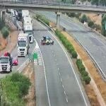 Imágenes del corte de la AP-7 y el desvío por la N-340 a raíz de la fuga en un camión de butano en L'Aldea (Tarragona)