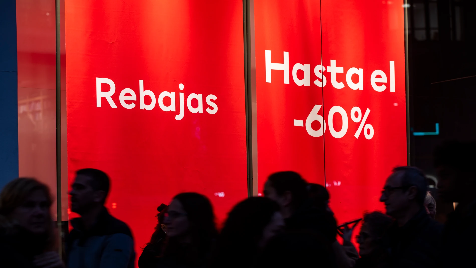 Carteles de Rebajas en comercios.
